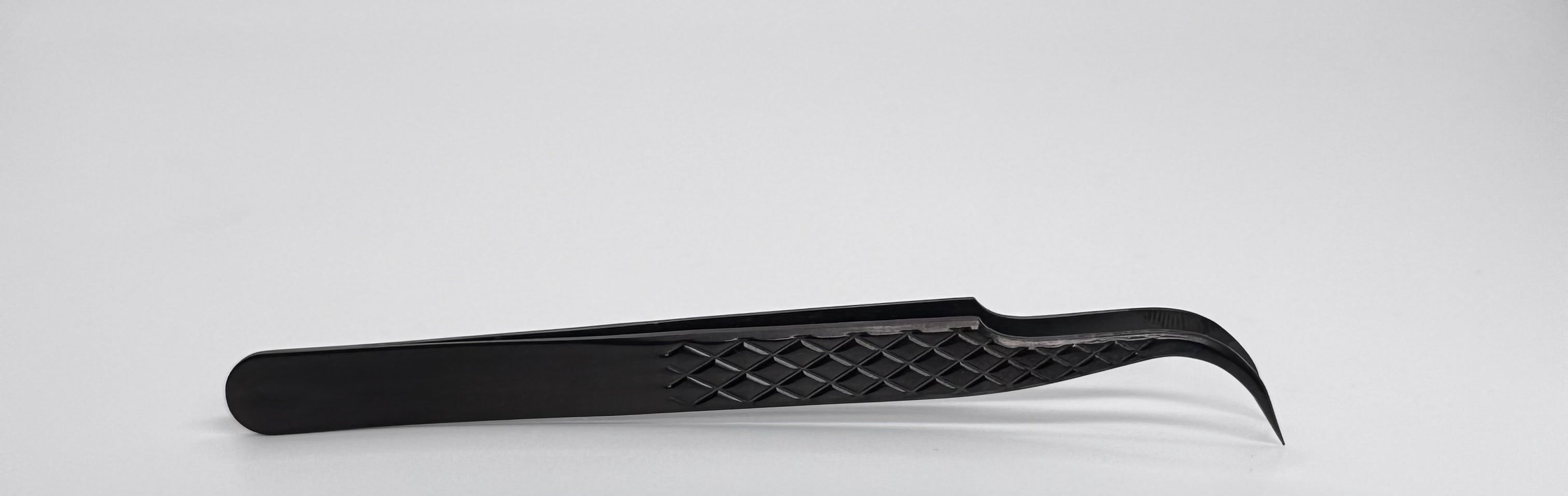 Strong Curved Tweezer Fiber Tip